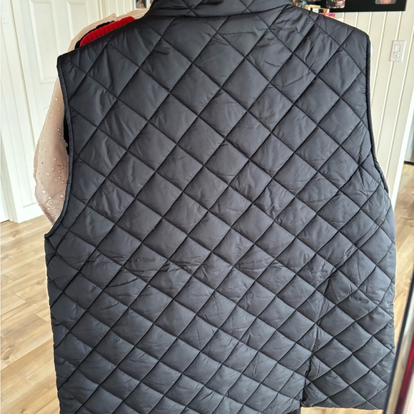 Quilted Black Sleeveless Puffer Vest - Picture 6 of 8